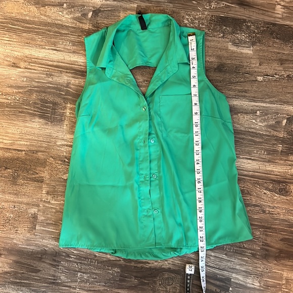 Sleeveless Green button down top - Picture 3 of 5